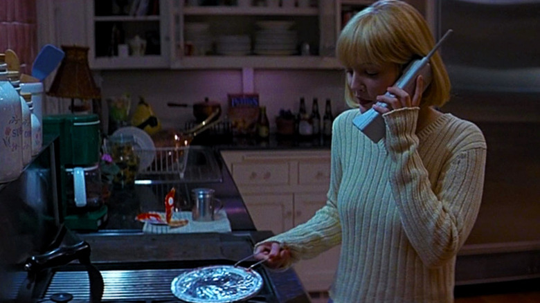 La scène d’ouverture de Scream installe immédiatement le jeu entre le film et le spectateur.